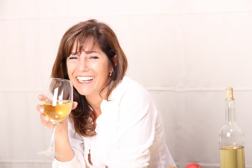 Reife Frau, glücklich mit Glas Wein